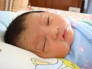 3 bulan yang lalu : newborn zahra lagi typsi