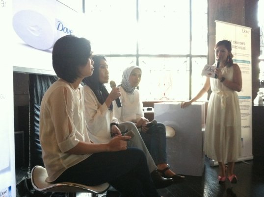 dari kiri : dr. Lilik Norawati, Amy Zein sebagai MC