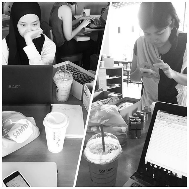 Mbak sis pagi ini. 
Jangan dicontoh nih beli kopi buy 1 get 1 tapi ngebajak meja panjaaang buat berdua, udah mana duduk berjam2, trus numpang wifi. Yaampun siiis siiis 🙉🙈