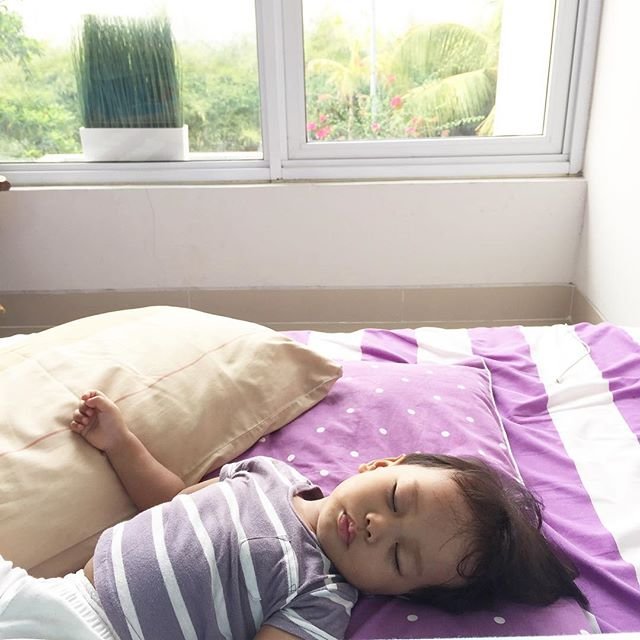 Bangun jam 5.30, liat kakak n Papa pergi ke sekolah, jalan pagi ama Mama, mandi, makan, tidur lagi jam 8.30 😀😀 #zayyanelrafif