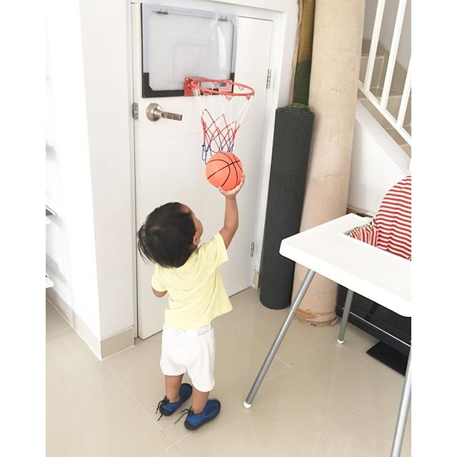 Supaya macho maen basket. Tapi pampers nya ngintip 🙈🙈🙈 #zayyanelrafif