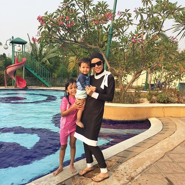 Perdana ngajak si adek berenang