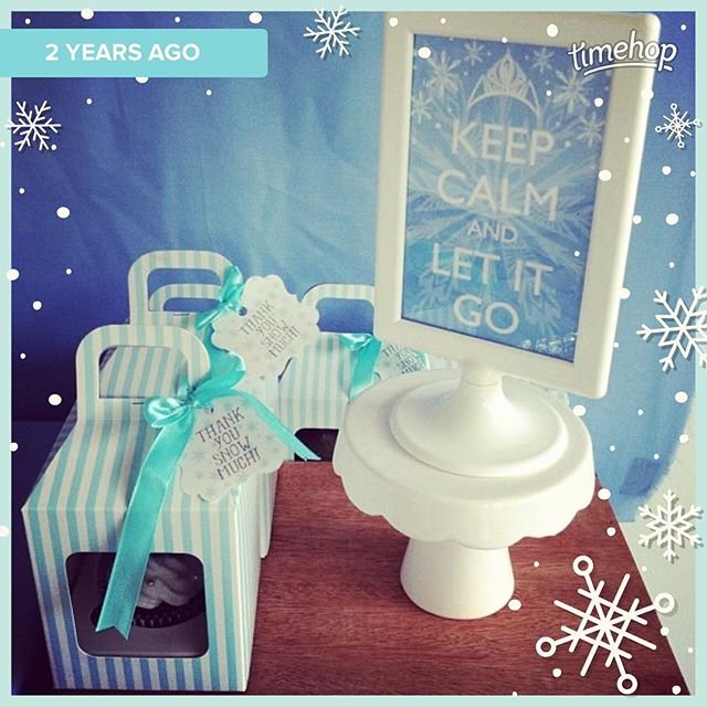 Dua tahun lalu untuk pertama kalinya bikin cupcakes dan sugar icing cookies sendiri. Dan ternyata juga yang terakhir 😂😂 #frozeninspireddesserttable 
http://keluargakamil.com/2014/03/12/frozen-inspired-dessert-table/