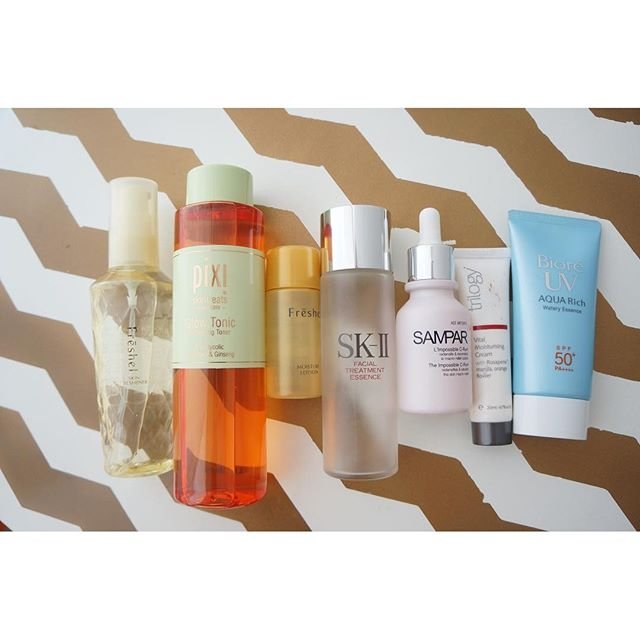 Seminggu ini fix gini terus am skin care routines :
1️⃣ Freshel skin freshener, semacam face mist yang dipake sebelum toner untuk hydration.
2️⃣ Acid toner pake Pixi glow tonic. Baru-baru ini baru tau kalau acid toner ternyata macem-macem eaaa.. Pucing mbaksis. Pixi ini tyt AHA, nah baru mau coba nih BHA. Selengkapnya nanti di teliti dulu 😂😂
3️⃣ Sampar C-Rum, serum vit c untuk mencerahkan dan anti wrinkle. Sukaaa banget wangi dan teksturnya yg milky, ringan dan gak lengket. Katanya vit C lbh efektif dipakai setelah acid toner, tunggu beberapa menit baru terusin yang lain.
4️⃣ Freshel Lotion, nambah hydration aja dikit. 
5️⃣ SKII FTE supaya kinerja semua skin care lebih optimal.
6️⃣ Trilogy moisturizer, ini wanginya juga enak rose gitu.
7️⃣ Sunscreen pake Biore UV 
Ini buat aku masih kepanjangan sih. Apalagi ada waktu tunggu pas apply c-rum, trik nya kadang aku bawa aja sebagian di mobil, atau gak pake nunggu langsung ceplok 😂😂 Katanya temen yang udah lama gak ketemu sih bilang kulit muka aku sekarang lebih cerah dan kenyal. Semoga dia benar 😂😂 Aku juga ngerasa ada perubahan sih. Yuk tetap semangka! #menujumukakinclong2016