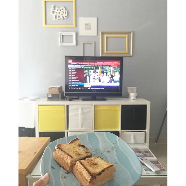 Roti bakar, nonton gerhana, wifi-an dirumah. Selamat pagi!!! #indihome #indihomefiber