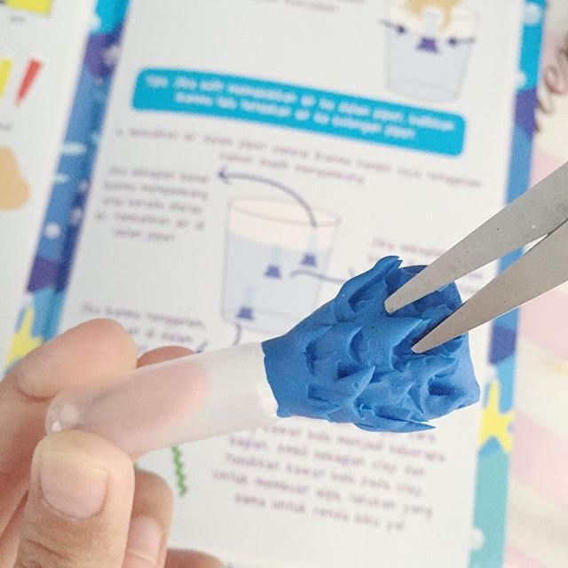 Pertama mau bikin ikan penyelam dulu katanya. Karena ekornya dari clay, kita bikin sisik sedikit #craftwithZK