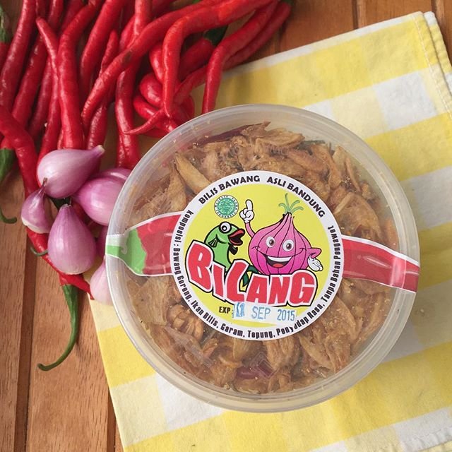 Hellooo Bilang nya lagi ready stock niy, kmrn ada yg pesen jd skalian beli lebih. Apa ini? Dulu namanya Cabe terbang, cabe, teri dan bawang goreng. Bawang goreng nya renyah gurih dan pedes. Dijamin nagih 😁👍🏻 Yuk order mumpung ready stock. 
Ada juga yang bawang goreng pedas aja tanpa teri.
Beli 1pc 50rb
Beli 2pc 47rb
Beli >3pc 45rb
Line darina.danil atau email darinadanil@gmail.com yah
#jualcabeterbang #jualcabeterbanguye #jualbilang #jualbawanggoreng #jualbawanggorengpedas