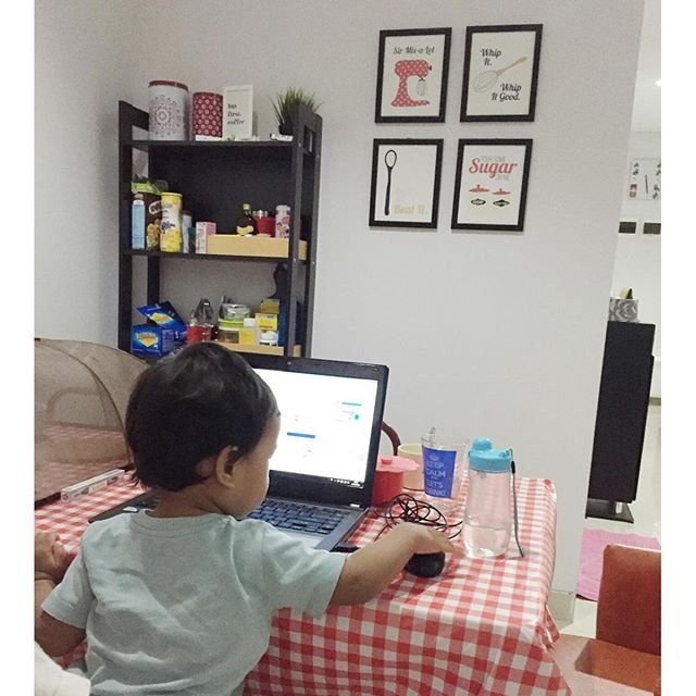 Gini deh kalo kerja dirumah. Laptop nya dibajak 😓 Sibuk ya pak? *latepost yesterday